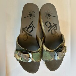 NIB OTBT platform sandals.  7.5 M in camo
